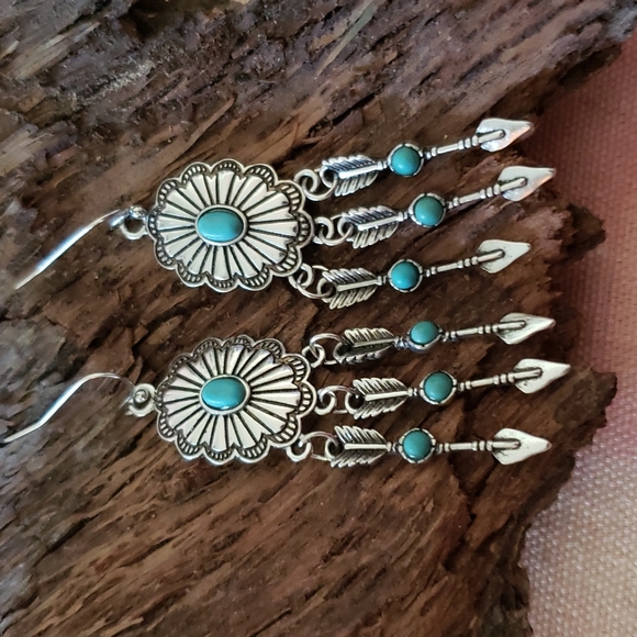 (B) Concho Earrings Arrow Earrings Tribal Turquoise Texas Cowgirl Vaquera Rodeo - Picture 4 of 9